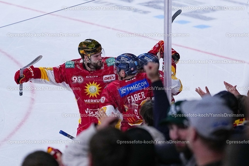 xydr03102501257 | 03.10.2025, xydrx, Eishockey, DEL2, Düsseldorfer EG - EC Kassel Huskies, PSD Bank Dome Düsseldorf: Torjubel nach dem Tor zum 2:0 für die Düsseldorfer EG durch Torschütze Erik Bradford (Düsseldorfer EG #22) zusammen mit Max Faber (Düsseldorfer EG #63)
