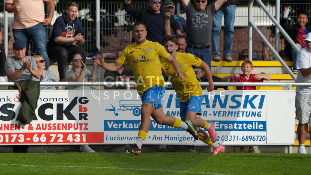 Fußball, Herren, Saison 2025/2026, Regionalliga Nordost, 10. Spieltag, FSV 63 Luckenwalde vs. BSG Chemie Leipzig, Samstag 27.09.2025, Werner-Seelenbinder-Stadion Luckenwalde, | Fußball, Herren, Saison 2025/2026, Regionalliga Nordost, 10. Spieltag, FSV 63 Luckenwalde vs. BSG Chemie Leipzig, Samstag 27.09.2025, Werner-Seelenbinder-Stadion Luckenwalde, Im Bild: Lucas Will (l. Luckenwalde) jubelt mit Tim Schleinitz (r. Luckenwalde) über seinen Last-Minute-Siegtreffer. - Realisiert mit Pictrs.com