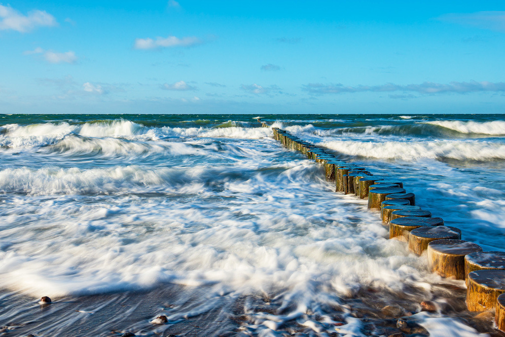 Buhnen an der Küste der Ostsee auf dem Fischland-Darß an einem stürmischen Tag | Buhnen an der Küste der Ostsee auf dem Fischland-Darß an einem stürmischen Tag.