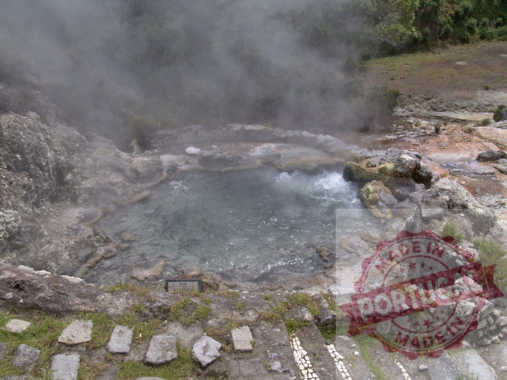 Steam rising from Caldeira Velha hot spring, Azores | Volcanic hot spring sending steam into the air at Caldeira Velha in São Miguel, Azores - Realisiert mit Pictrs.com