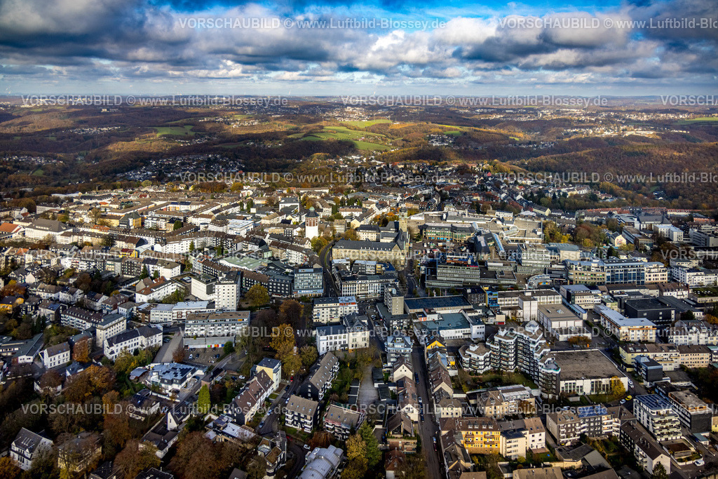 Remscheid231100830 | Luftbild, City Innenstadtansicht mit historischer Altstadt, Rathausplatz und Allee-Center mit Weihnachtsmarkt Aufbau, Waterbölles Wasserturm Sehenswürdigkeit und Rathaus, Wohnhäuser und Geschäftshäuser, Mitte, Remscheid, Rheinland, Nordrhein-Westfalen, Deutschland