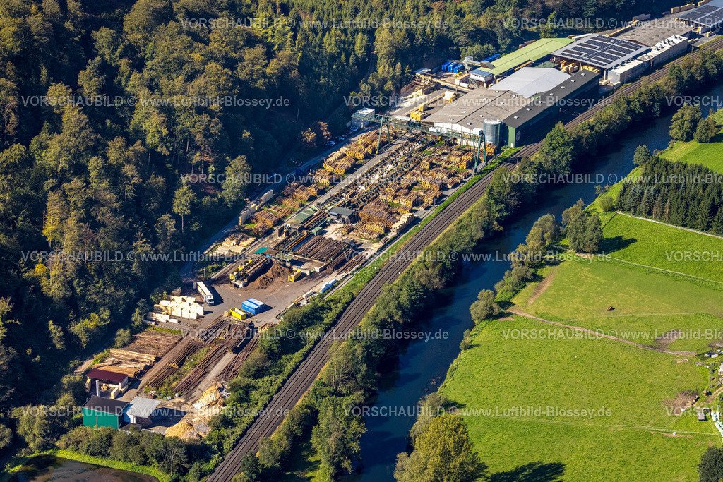 Finnentrop230908492 | Luftbild, Gewerbegebiet und Holzlagerstelle am Fluss Lenne, Rönkhausen, Finnentrop, Sauerland, Nordrhein-Westfalen, Deutschland