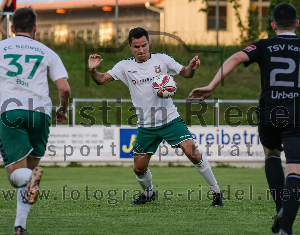 2023-08-18_091_FC_Schwaig_gegen_TSV_Kastl | Oberding, Deutschland, 18.08.2023:
Fußball, Landesliga Südost 2023 / 2024, 7. Spieltag, FC Schwaig gegen TSV Kastl, Endergebnis: 2:2

Tobias Bartl (FC Schwaig, #37), Vincent Sommer (FC Schwaig, #10)

Foto: Christian Riedel / fotografie-riedel.net