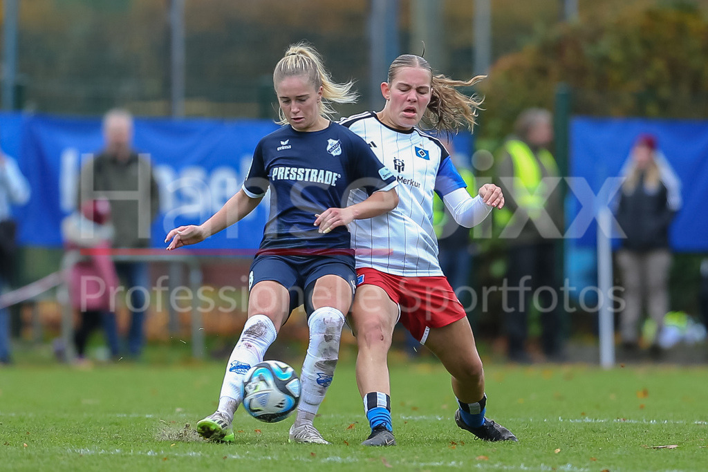 Fussball, 2. Frauen-Bundesliga, Hamburger SV - SC Sand | v.li.: Leni Fischer (SC Sand, 18) und Marlene Deyß (Hamburger SV, 3) im Zweikampf, Duell, Dynamik, Aktion, Action, Spielszene, DIE DFB-RICHTLINIEN UNTERSAGEN JEGLICHE NUTZUNG VON FOTOS ALS SEQUENZBILDER UND/ODER VIDEOÄHNLICHE FOTOSTRECKEN. DFB REGULATIONS PROHIBIT ANY USE OF PHOTOGRAPHS AS IMAGE SEQUENCES AND/OR QUASI-VIDEO.
