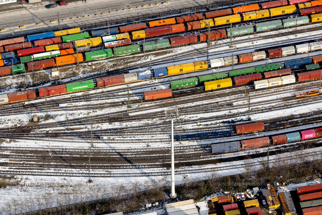 4044645 | HAMBURG 14.02.2021 Schienen- und Gleisstrecken auf den Abstellgleisen und Rangierstrecken des Rangierbahnhofes und Güterbahnhof an der Zellmannstraße im Ortsteil Waltershof in Hamburg, Deutschland. Weiterführende Informationen bei: DB Cargo AG,  DB Netz AG,  EUROGATE GmbH &amp; Co. KGaA, KG. // Marshalling yard and freight station on Zellmannstrasse in the district Waltershof in Hamburg, Germany. Further information at: DB Cargo AG,  DB Netz AG,  EUROGATE GmbH &amp; Co. KGaA, KG. Foto: Gerhard Launer