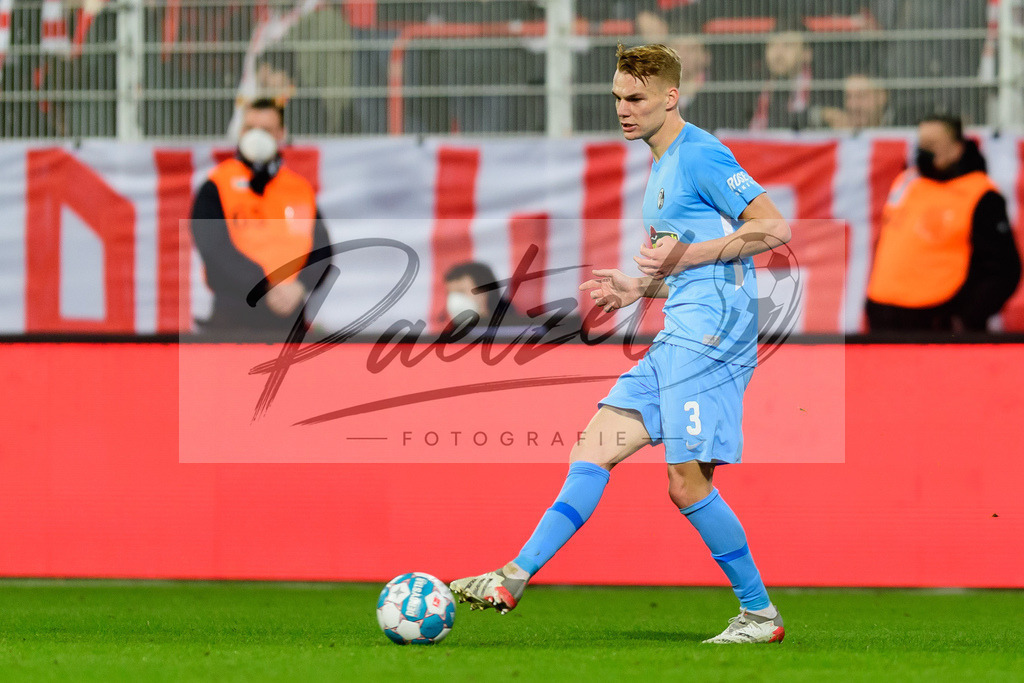 FCUFRE20211215_027 | Fussball, Herren: Philipp Lienhart (SC Freiburg) in Aktion, am Ball, Einzelaktion bei dem Spiel der 1. Bundesliga zwischen 1. FC Union Berlin und SC Freiburg im Stadion An der Alten Foersterei am 15.12.2021 in Berlin, Deutschland.DFB / DFL REGULATIONS PROHIBIT ANY USE OF PHOTOGRAPHS AS IMAGE SEQUENCES AND/OR QUASI-VIDEO. - Realisiert mit Pictrs.com