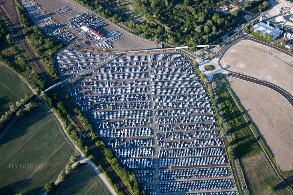 Vue aérienne: Parking et aire de remisage pour les automobiles de la société Walon à Lauterbourg dans le département Bas Rhin, France. Photo: IMG_66688.jpg prise le 05/06/2014 par Werner Riehm/FLY-FOTO.euRésolution de l'original: 4752 x 3168 px