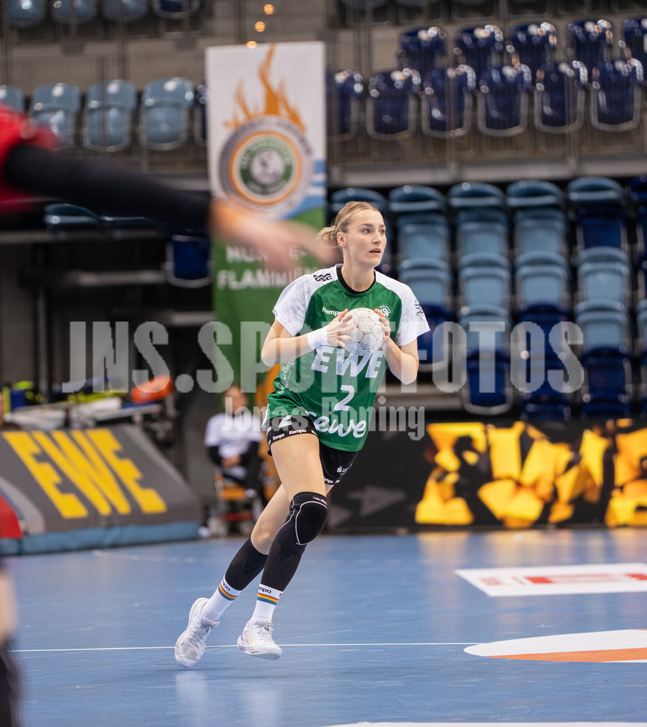 Handball I Frauen I Saison 2025-2026 I 1. HBF I 17. Spieltag I VFL Oldenburg - Thüringer HC I 0102 | Lisa Borutta (2, VfL Oldenburg) - Realisiert mit Pictrs.com