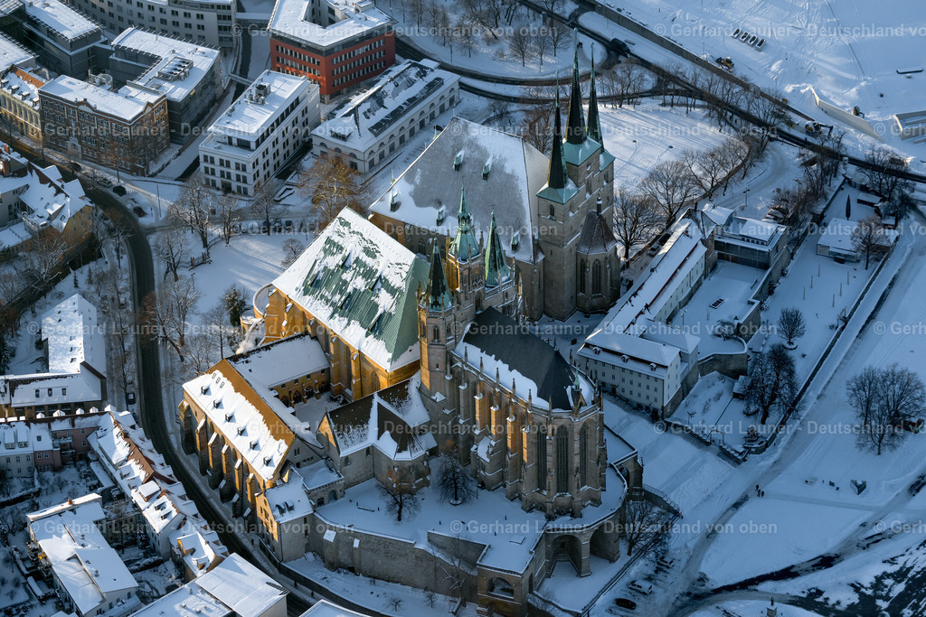 4045059 | ERFURT 14.02.2021 Winterlich schneebedeckte Kirchengebäude des Domes des Erfurter Dom im Ortsteil Altstadt in Erfurt im Bundesland Thüringen, Deutschland. Weiterführende Informationen bei: Kath. Pfarramt Dom St. Marien. // Wintry snowy church building of the cathedral of of Erfurter Dom in the district Altstadt in Erfurt in the state Thuringia, Germany. Further information at: Kath. Pfarramt Dom St. Marien. Foto: Gerhard Launer