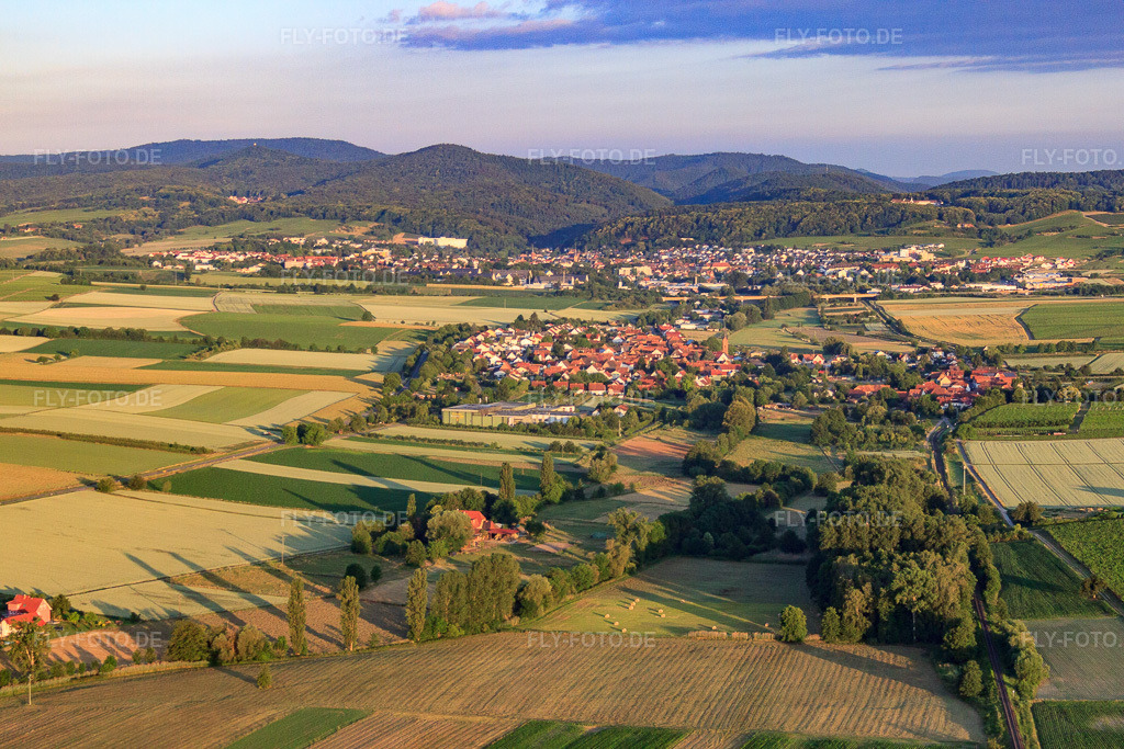 Luftbild: Dorfansicht am Morgen aus Osten im Ortsteil Kapellen in Kapellen-Drusweiler im Bundesland Rheinland-Pfalz in Deutschland. Foto: IMG_67824.jpg vom 14.06.2014 durch Werner Riehm/FLY-FOTO.de