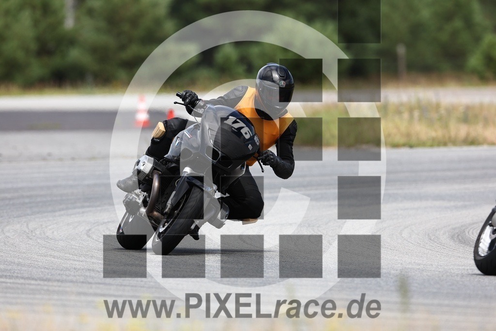 0176-20240706_01816 | Schöne Erinnerungen an spannende Momente - das festzuhalten ist unser Job. PIXELrace.de ist seit 2003 auf den Rennstrecken Europas unterwegs um die Action draußen beim Fahren und die wunderbare Stimmung imm Fahrerlager für euch einzufangen.