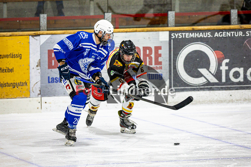 SC Forst NATURE BOYZ gegen EHC Bad Aibling AIBDOGS | Eishockey Landesliga 2025/26 Vorrunde, SC Forst NATURE BOYZ gegen EHC Bad Aibling AIBDOGS, 20251031,Zweikampf,2025-10-31 in Peißenberg (flatbuy Arena Peißenberg), Florian DREXLER (Nature Boyz 28), Lukas STUFFLER (EHC Bad Aibling Torwart 8)Copyright: WolfgangxLindner www.foto-lindner.de