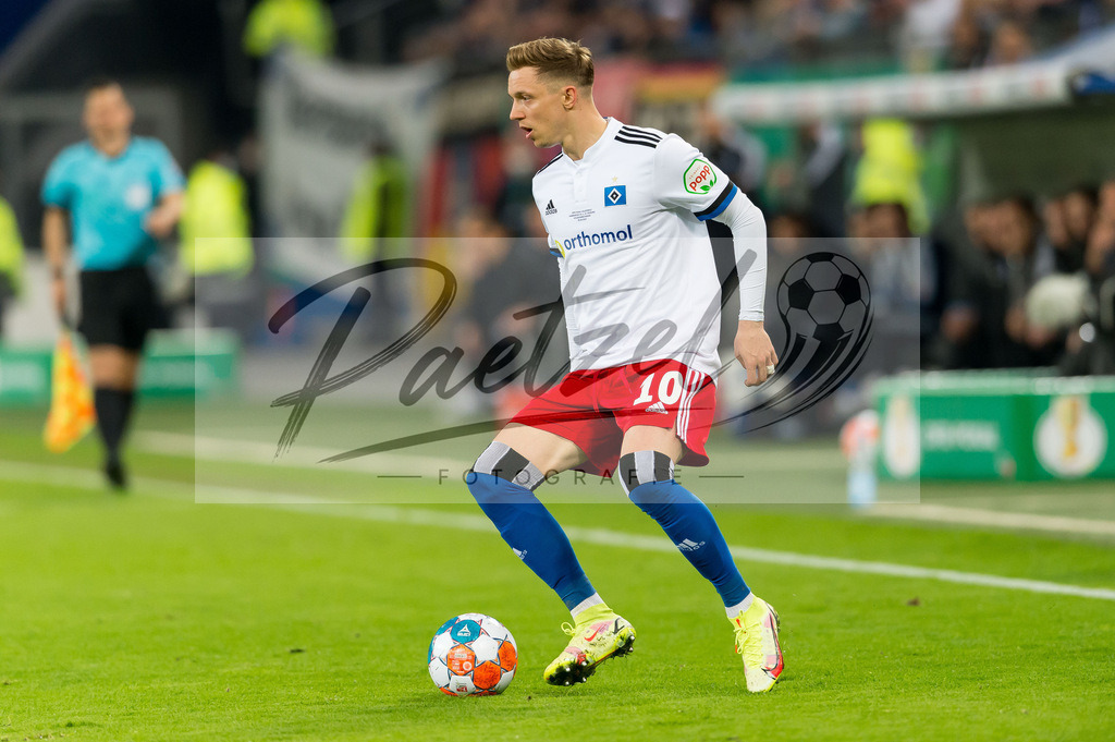 HSVSCF20220419_108 | Fussball, Herren: Sonny Kittel (Hamburger SV) in Aktion, am Ball, Einzelaktion beim DFB-Pokal-Halbfinalspiel zwischen Hamburger SV und SC Freiburg im Volksparkstadion am 19.04.2022 in Hamburg, Deutschland.DFB / DFL REGULATIONS PROHIBIT ANY USE OF PHOTOGRAPHS AS IMAGE SEQUENCES AND/OR QUASI-VIDEO. - Realisiert mit Pictrs.com