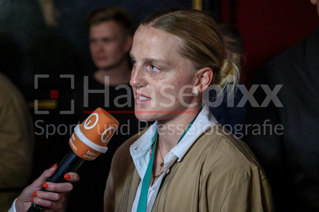 Fussball, Frauen, Senatsempfang SV Werder Bremen | Lina Hausicke (SV Werder Bremen, 18) beim Interview, TV, Fernsehen, Mikrofon, Portrait, Nahaufnahme, Einzelfoto, Einzelbild