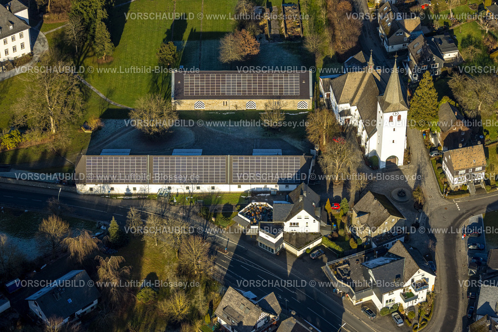 Bestwig260104445 | Luftbild, kath. St. Joseph-Kirche, Kumm rin - Die Hofschänke mit Solardach, Ostwig, Bestwig, Sauerland, Nordrhein-Westfalen, Deutschland
