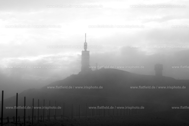Mont Ventoux Gipfel im Nebel - SW | Landschaftsfoto des Mont Ventoux in der Provence  in Schwarz Weiß