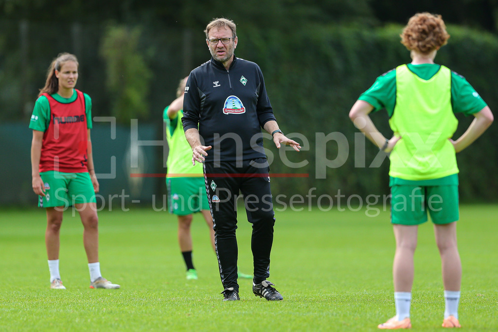 Fussball, Google Pixel Frauen-Bundesliga, Training SV Werder Bremen | v.li.: Thomas Horsch (Trainer, Cheftrainer, SV Werder Bremen) gibt Anweisungen, gestikuliert, mit den Armen gestikulieren