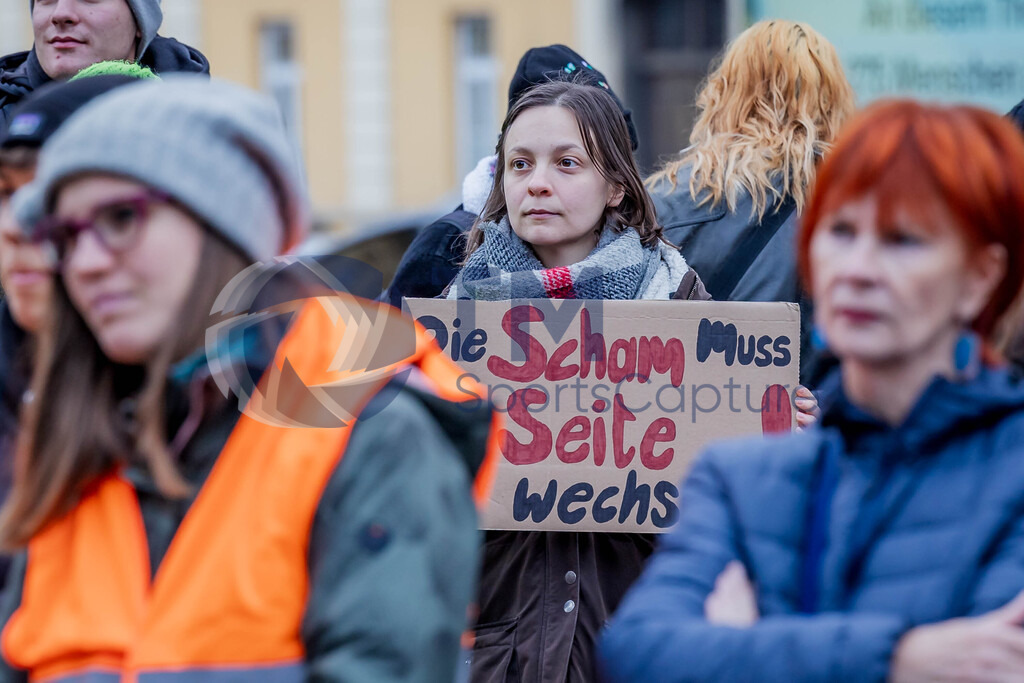 R06_1926 | 29.NOV.24-Protestmarsch gegen Gewalt-Copyright: Katholische Kirche Kärnten/Denk Dich Neu/Trainproduction/Matthias Trinkl