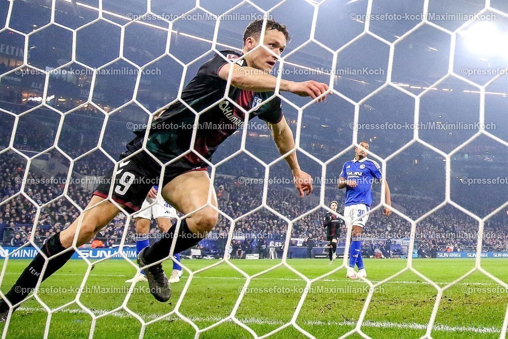 S0401022501091 | 01.02.2025, Fußball, FC Schalke 04 - 1. FC Magdeburg, 2.. Fußball Bundesliga, 20. Spieltag, Veltins-Arena Gelsenkirchen, Saison 2024 2025: Torjubel Martijn Kaars (1.FC Magdeburg #9) nach seinem Treffer zum 3:0DFB regulations prohibit any use of photographs as image sequences and or quasi-video.