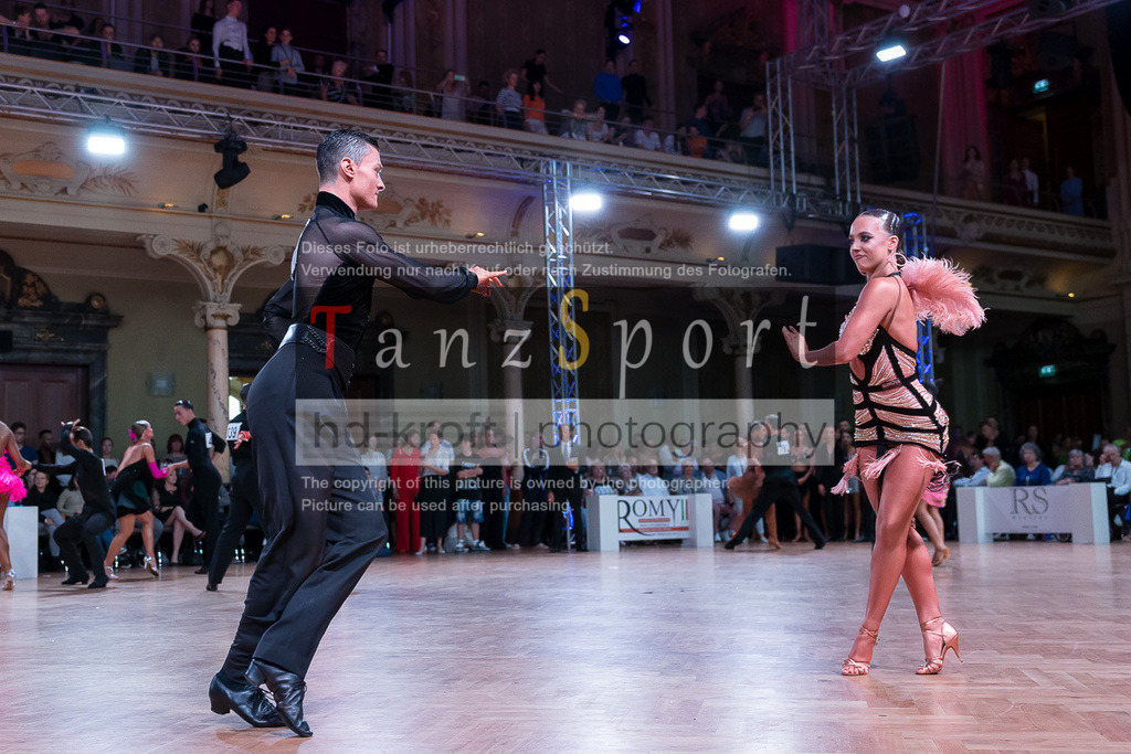 20240706_WDSF_WO_Latin_8703 | Tanzsportbilder, Standardtanz, Lateintanz, WDSF, DTV, LTVB, dancecomp, goc, hessen tanzt, blaues band der spree, walzer, tango, wiener walzer, slowfox, quickstepp, samba, rumba, cha-cha-cha, paso doble. jive, hd-kroft photography, turniertanzsport