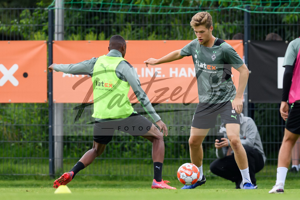 TRABMG20210719_013 | Fussball, Herren: Yvandro Borges Sanches (Borussia Moenchengladbach) und Michael Wentzel (Borussia Moenchengladbach) im Zweikampf beim Training von Borussia Moenchengladbach waehrend des Trainingslagers auf dem Trainingsplatz am Hotel Klosterpforte am 19.07.2021 in Harsewinkel, Deutschland. - Realisiert mit Pictrs.com