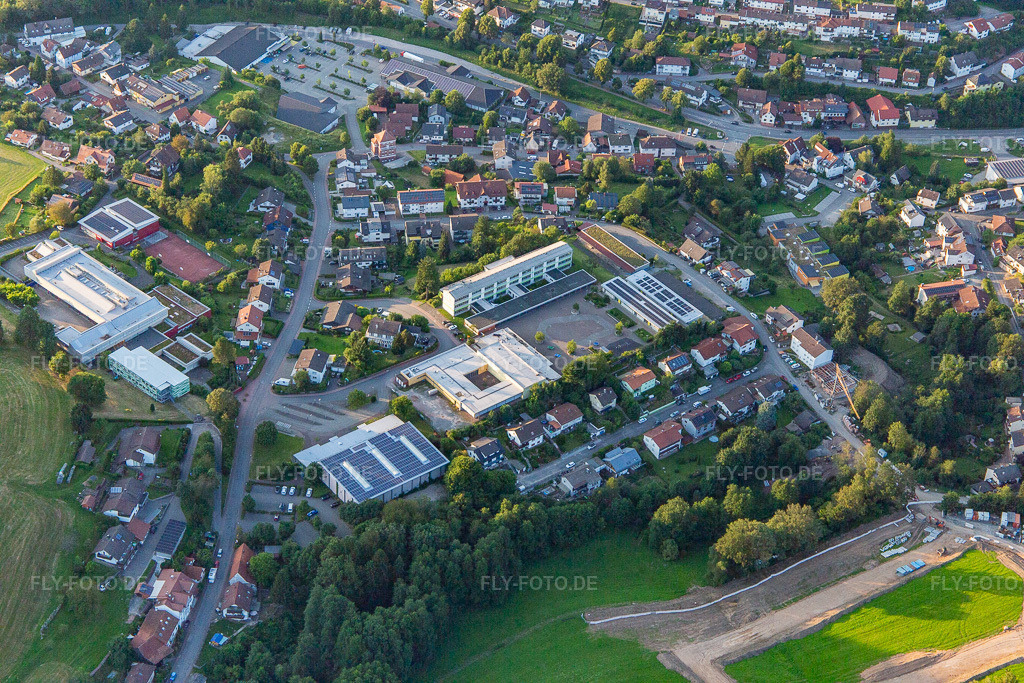 Luftbild: Großraumturnhalle und Eugen-Bachmann-Schule im Ortsteil Spechtbach in Wald-Michelbach im Bundesland Hessen in Deutschland. Foto: IMG_142637.jpg vom 18.07.2024 durch Werner Riehm/FLY-FOTO.deWWW.EUGEN-BACHMANN-SCHULE.DE