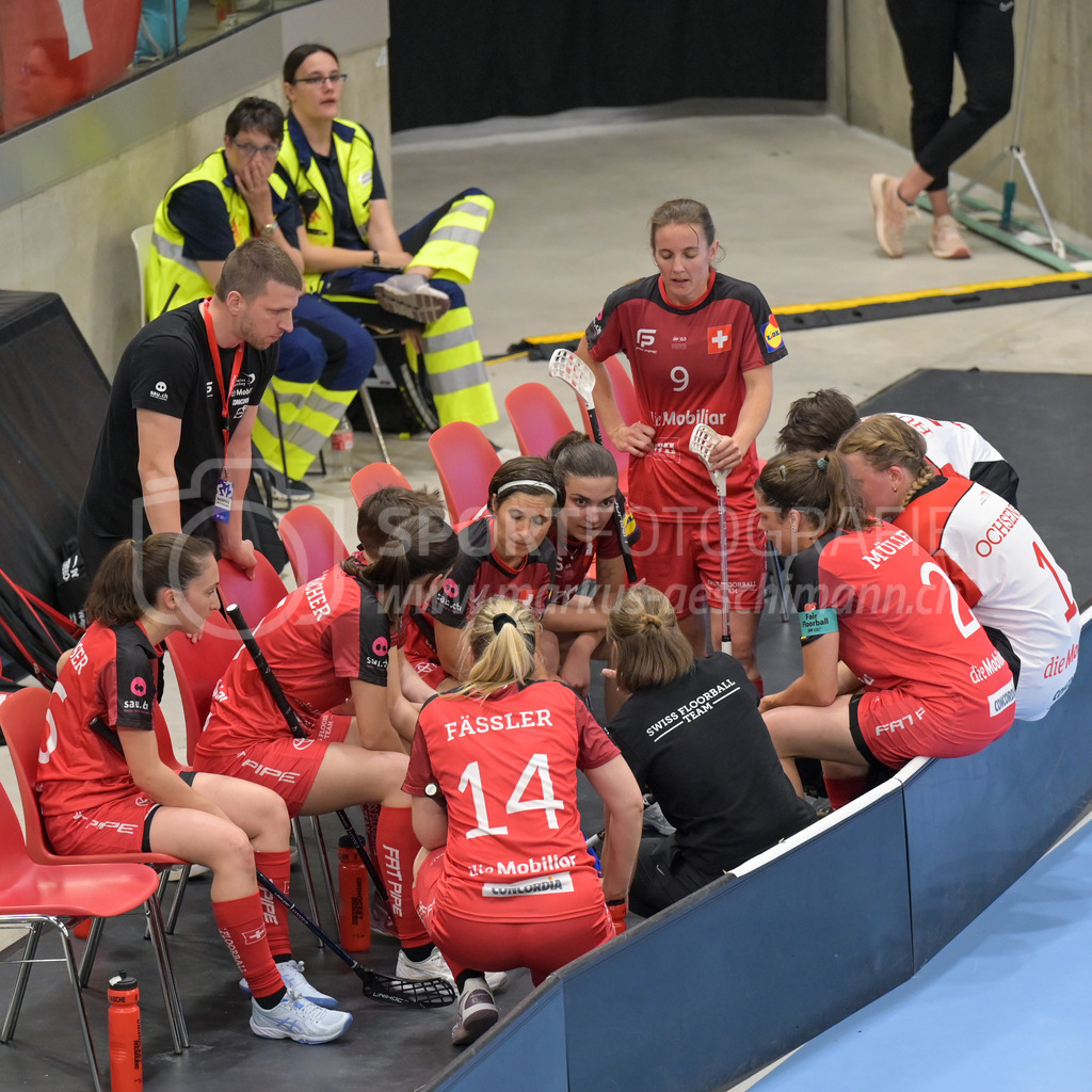 Women's 3v3 WFC 2025 - Championship Final - Finland v Switzerland | Team Switzerland during the break, during Women's 3v3 WFC 2025 - Championship Final, Switzerland: 03.05.2025, Winterthur, AXA ArenaEvent page: <a href="https://www.u19wfc2025.ch/">www.u19wfc2025.ch</a>Credit: Markus Aeschimann, <a href="https://markus-aeschimann.ch">markus-aeschimann.ch</a>Instagram: <a href="https://instagram.com/sportfotografie.aeschimann">@sportfotografie.aeschimann</a> - Realisiert mit Pictrs.com