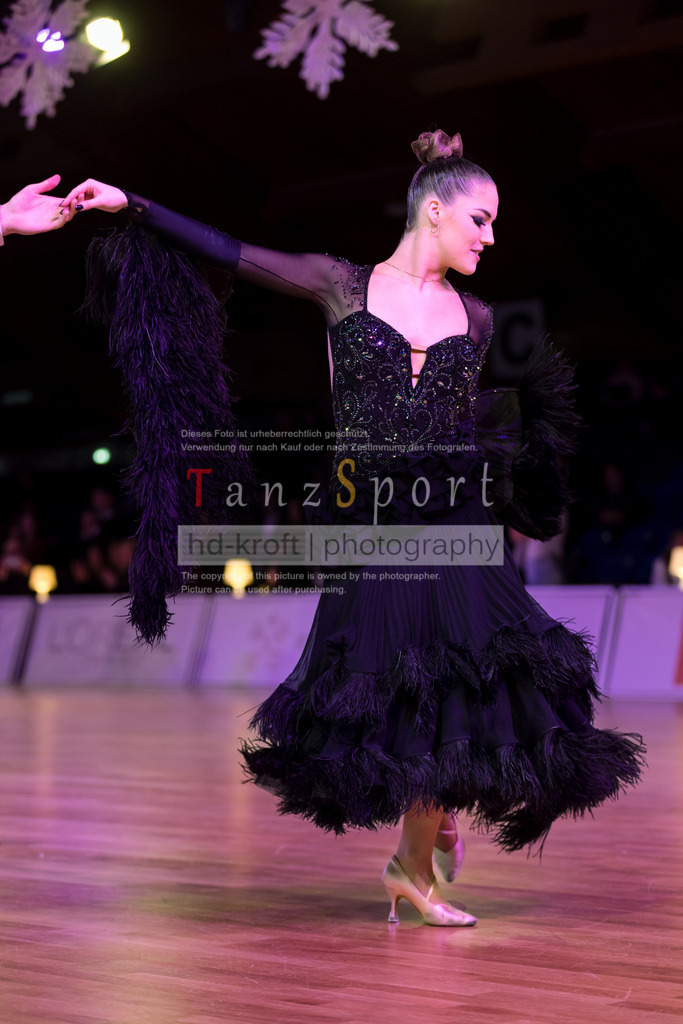 20241215_WDSF_Int_Open_Std-Riga-9041 | Tanzsportbilder, Standardtanz, Lateintanz, WDSF, DTV, LTVB, dancecomp, goc, hessen tanzt, blaues band der spree, walzer, tango, wiener walzer, slowfox, quickstepp, samba, rumba, cha-cha-cha, paso doble. jive, hd-kroft photography, turniertanzsport