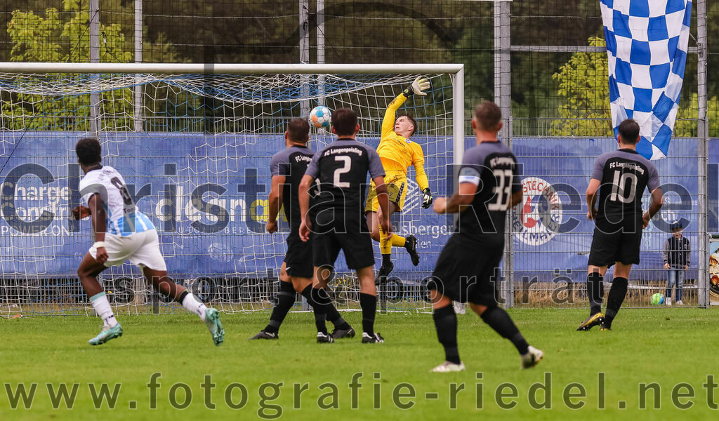 2023-08-05_133_FC_Langengeisling_gegen_SVN_Muenchen | Erding, Deutschland, 05.08.2023:
Fußball, Bezirksliga Oberbayern Ost 2023 / 2024, 2. Spieltag, FC Langengeisling gegen SVN München, Endergebnis: 1:3

Torschuss zum 0:2 durch Dylan Tougan (SVN München, #8)
Dylan Tougan (SVN München, #8), Andreas Buchberger (FC Langengeisling, #5), Lucas Seeholzer (FC Langengeisling, #2), Torwart Louis Rotert (FC Langengeisling, #12), Hannes Dornauer (FC Langengeisling, #33), Maximilian Maier (FC Langengeisling, #10)

Foto: Christian Riedel / fotografie-riedel.net