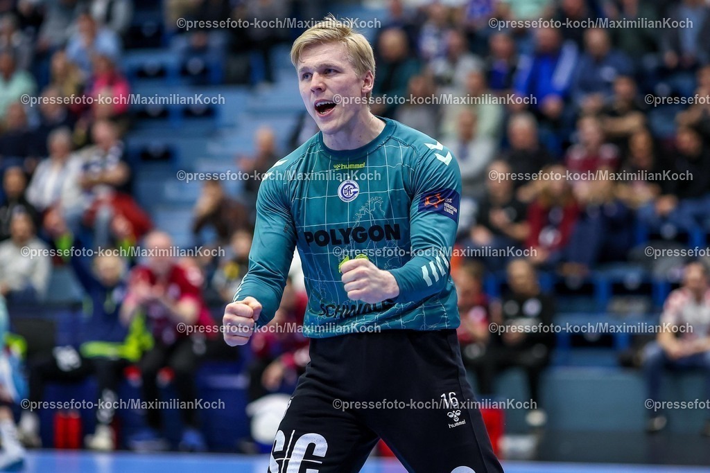 Gum2502250101053 | 25.02.2025, Handball, European League - Hauptrunde Gruppe IV, VfL Gummersbach - MOL Tatabanya KC, Schwalbe-Arena: Bertram Obling (GUM #16) jubelnd