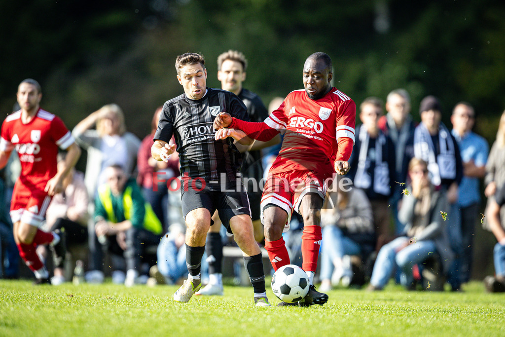 SV Polling gegen SV Untermenzing | Fußball Herren Bezirksliga Oberbayern Süd 2025/26 13. Spieltag, SV Polling gegen SV Untermenzing, 20251012,Zweikampf, 2025-10-12 in Polling (Sportplatz Polling), Tobias NIEDERLEITNER (SV Polling 7), Abdou TCHAGODOMOU (SV Untermenzing 28), Copyright: WolfgangxLindner www.foto-lindner.de