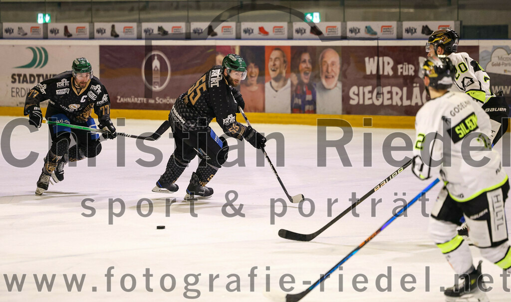 2024-03-01_092_TSV_Erding_gegen_ERSC_Amberg | Erding, Deutschland, 01.03.2024:
Eishockey, Bayernliga Playoffs 2023 / 2024, 5. Spieltag, TSV Erding gegen ERSC Amberg, Endergebnis: 9:0

Philipp Michl (Erding Gladiators, #77), Petr Pohl (Erding Gladiators, #55), Kevin Lavallee (ERSC Amberg, #20)

Foto: Christian Riedel / fotografie-riedel.net