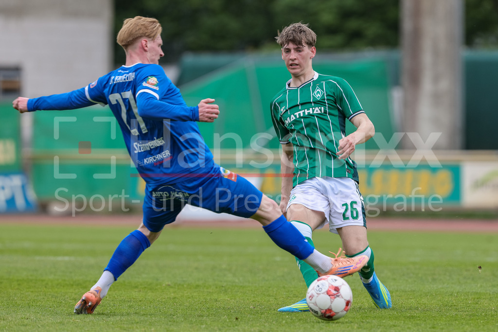 Fussball, Regionalliga Nord, SV Werder Bremen II - SSV Jeddeloh | v.li.: Pascal Steinwender (SSV Jeddeloh, 27) und Luca Höcker (SV Werder Bremen II, 26) im Zweikampf, Duell, Dynamik, Aktion, Action, Spielszene