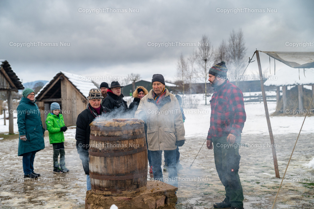 DSC_1214 | ble, Lauresham, Winter in Lauresham, das Heißräuchern von Forellen im Weinfass wurde von Claus Kropp vorgeführt, ,, Bild: Thomas Neu