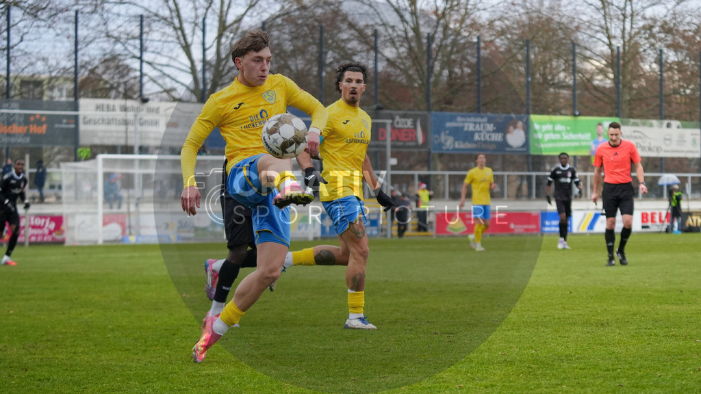 Fußball, Herren, Saison 2025/2026, Regionalliga Nordost, 18. Spieltag, FSV 63 Luckenwalde vs. FC Rot-Weiß Erfurt, Samstag 06.12.2025, Werner-Seelenbinder-Stadion Luckenwalde, | Fußball, Herren, Saison 2025/2026, Regionalliga Nordost, 18. Spieltag, FSV 63 Luckenwalde vs. FC Rot-Weiß Erfurt, Samstag 06.12.2025, Werner-Seelenbinder-Stadion Luckenwalde, Im Bild: Tim Schleinitz (Luckenwalde) - Realisiert mit Pictrs.com
