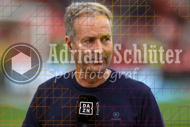 Bayer 04 Leverkusen vs Borussia Mönchengladbach - Bundesliga  | Leverkusen, Deutschland, 21.09.25:   Trainer Kasper Hjulmand (Bayer 04 Leverkusen) schaut im Interview waehrend des Spiels der Bundesliga zwischen  Bayer 04 Leverkusen vs Borussia Mönchengladbach in der BayArena(Foto von Brauer-Fotoagentur / Adrian Schlueter)
