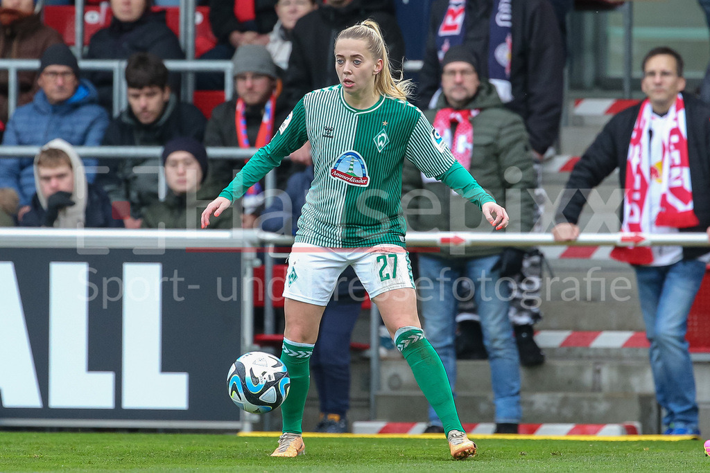 Fussball, Google Pixel Frauen-Bundesliga, RB Leipzig - SV Werder Bremen | v.li.: Nina Lührßen (SV Werder Bremen, 27) am Ball, Freisteller, Einzelbild, Ganzkörper, Aktion, Action, Spielszene, DIE DFB-RICHTLINIEN UNTERSAGEN JEGLICHE NUTZUNG VON FOTOS ALS SEQUENZBILDER UND/ODER VIDEOÄHNLICHE FOTOSTRECKEN. DFB REGULATIONS PROHIBIT ANY USE OF PHOTOGRAPHS AS IMAGE SEQUENCES AND/OR QUASI-VIDEO.