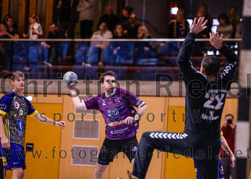 2024-12-14_043_SpVgg_Altenerding_gegen_MTV_Pfaffenhofen | Erding, Deutschland, 14.12.2024:Handball, Bezirksoberliga Männer 2024 / 2025, 10. Spieltag, SpVgg Altenerding gegen MTV Pfaffenhofen, Endergebnis: 32:30Kilian Roessler (MTV Pfaffenhofen, #23), Joseph Wyhnalek (SpVgg Altenerding, #2), Tobias Hartmair (MTV Pfaffenhofen, #28)Foto: Christian Riedel / fotografie-riedel.net