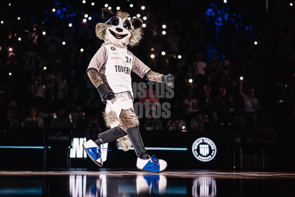 Basketball | Männer | Saison 2023/2024 | easyCredit Basketball Bundesliga | 32. Spieltag | Veolia Towers Hamburg vs. NINERS Chemnitz | 04.05.2024 | Willy der Waschbär