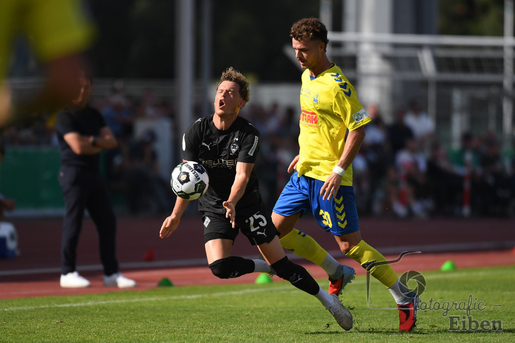SV Atlas-Delmenhorst-Borussia Mönchengladbach | DFB-Pokal 1. Runde;SV Atlas Delmenhorst (gelb)-Borussia Mönchengladbach (schwarz) am 17.08.2025 in Oldenburg (Marschweg-Stadion), Photo: Philip Eiben 2025 - Realisiert mit Pictrs.com