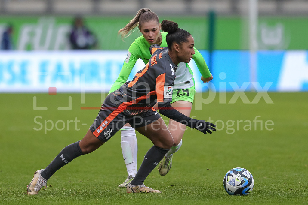 Fussball, Google Pixel Frauen-Bundesliga, VfL Wolfsburg - MSV Duisburg | v.li.: Jule Brand (VfL Wolfsburg, 29) und Vanessa Fürst (MSV Duisburg, 8) im Zweikampf, Duell, Dynamik, Aktion, Action, Spielszene, DIE DFB-RICHTLINIEN UNTERSAGEN JEGLICHE NUTZUNG VON FOTOS ALS SEQUENZBILDER UND/ODER VIDEOÄHNLICHE FOTOSTRECKEN. DFB REGULATIONS PROHIBIT ANY USE OF PHOTOGRAPHS AS IMAGE SEQUENCES AND/OR QUASI-VIDEO.