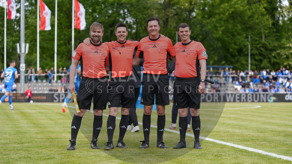 Fußball, Herren, Saison 2024/2025, Finaltag der Amateure 2025, Landespokal Brandenburg, Finale, VfB 1921 Krieschow vs. RSV Eintracht 1949, Samstag 24.05.2025, Volksparkstadion Neuruppin, | Fußball, Herren, Saison 2024/2025, Finaltag der Amateure 2025, Landespokal Brandenburg, Finale, VfB 1921 Krieschow vs. RSV Eintracht 1949, Samstag 24.05.2025, Volksparkstadion Neuruppin, Im Bild: Das Schiedsrichtergespann des Pokalfinals. - Realisiert mit Pictrs.com