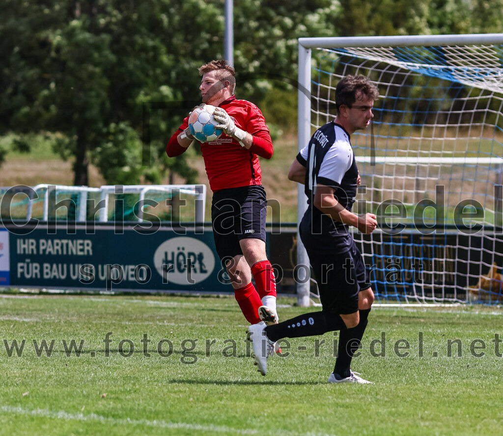2023-07-22_053_FC_Langengeisling_gegen_VfB_Eichstaett_II | Erding, Deutschland, 22.07.2023:
Fußball, Bezirksliga Oberbayern Ost 2023 / 2024, Testspiel, FC Langengeisling gegen VfB Eichstätt II, Endergebnis: 3:2

Torwart Max Dörfler (VFB Eichstätt, #1), Julian Scholl (VFB Eichstätt, #14)

Foto: Christian Riedel / fotografie-riedel.net