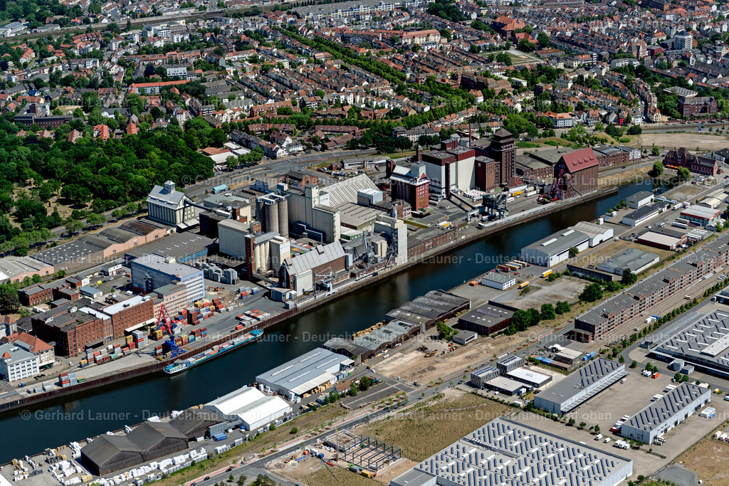 4029377 | BREMEN 01.06.2020 Industrie- und Gewerbegebiet am Hafenbecken der Weser im Ortsteil Überseestadt in Bremen, Deutschland. // Industrial and commercial area on Hafenbecken of Weser in the district Ueberseestadt in Bremen, Germany. Foto: Gerhard Launer