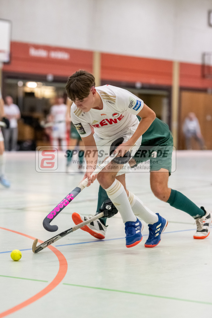 SFE_20240113_0050 | Mülheim, Deutschland, 13.01.2024: Dennis Holthaus (Uhlenhorst Mülheim), Justus Warweg (Rot-Weiss Köln) in Aktion waehrend des Spiels der Halle 1. Bundesliga Herren zwischen Uhlenhorst Mülheim vs Rot-Weiss Köln im Sporthalle Lehnerstr. (HTCU) am 13.01.2024 in Mülheim, Deutschland. (Foto von Stephan Fehrmann)

Mülheim, Germany, 13.01.2024: Dennis Holthaus (Uhlenhorst Mülheim), Justus Warweg (Rot-Weiss Köln) in action during the game of Halle 1. Bundesliga Herren between Uhlenhorst Mülheim vs Rot-Weiss Köln in Sporthalle Lehnerstr. (HTCU) at 13.01.2024 in Mülheim, Deutschland. (Foto von Stephan Fehrmann)