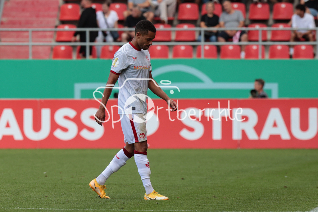 FC Ingolstadt - 1. FC Kaiserslautern | Jan GYAMERAH (FCK #32) verlaesst mit haengendem Kopf den Platz nach seiner Gelb-Roten Karte / Platzverweis