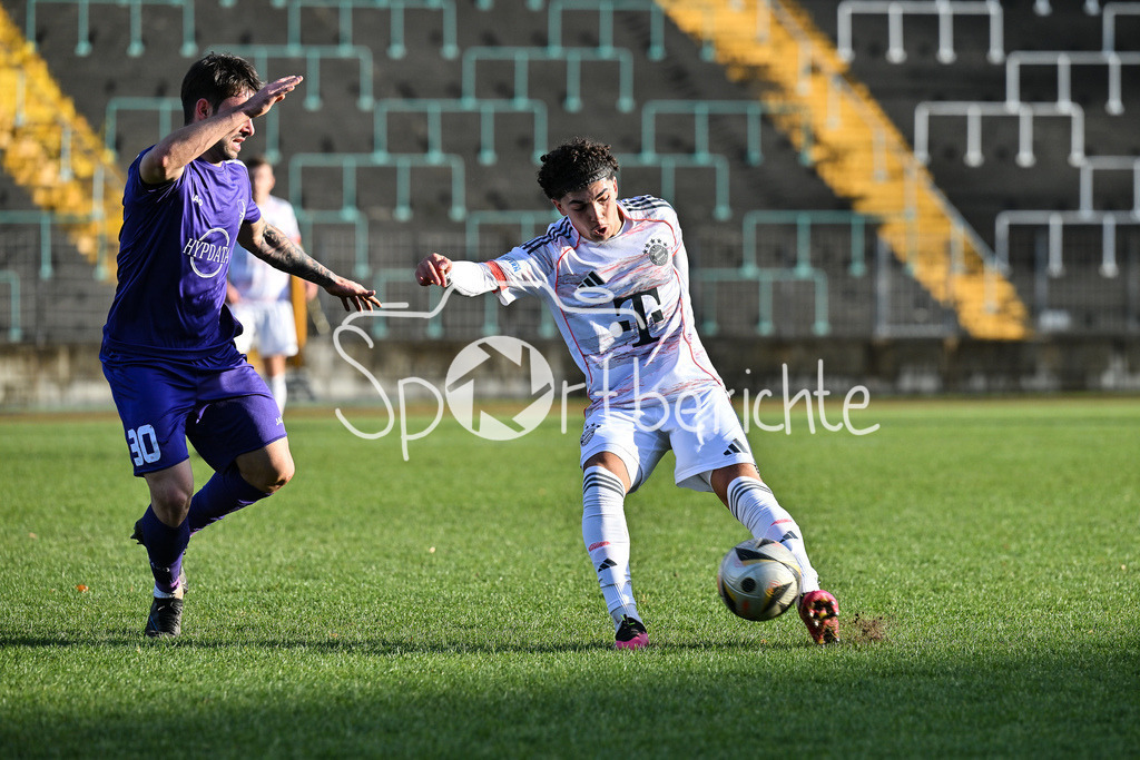 TSV Schwaben Augsburg - FC Bayern Amateure | AUGSBURG, GERMANY - 29. NOVEMBER: im Duell Levis SCHABER (TSV Schwaben Augsburg 30) und Adin LICINA (FC Bayern München II 8) beim Ligaspiel zwischen dem TSV Schwaben Augsburg und den Amateuren des FC Bayern am 20. Spieltag der Regionalliga Bayern im Rosenaustadion