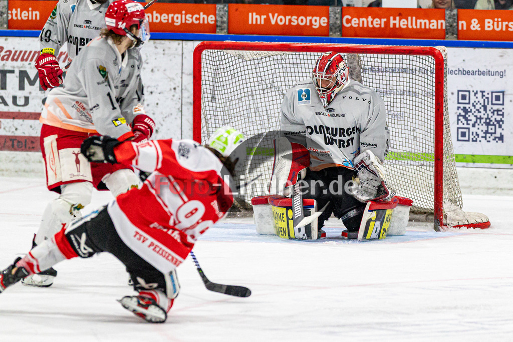 Halbfinale Spiel 3 TSV Peißenberg Miners vs TEV Miesbach | Eishockey Bayernliga Playoffs 2023/2024, Halbfinale Spiel 3 TSV Peißenberg Miners vs TEV Miesbach, 20240315,
Torchance Lynnden PASTACHAK (Miners 97),
2024-03-15 in Peißenberg (Eisstadion)
31 Philip LEHR (TEV Goalie 31), 96 Lynnden PASTACHAK (Miners 97)
Copyright: WolfgangxLindner foto-lindner.de
