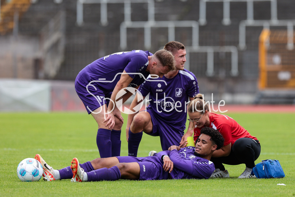 FC Augsburg - TSV Schwaben Augsburg | Der verletzte Timothee DIOWO (TSV #15) wird von Marlene MOECKL behandelt / Dennis RUISINGER (TSV #5) / schwaben14