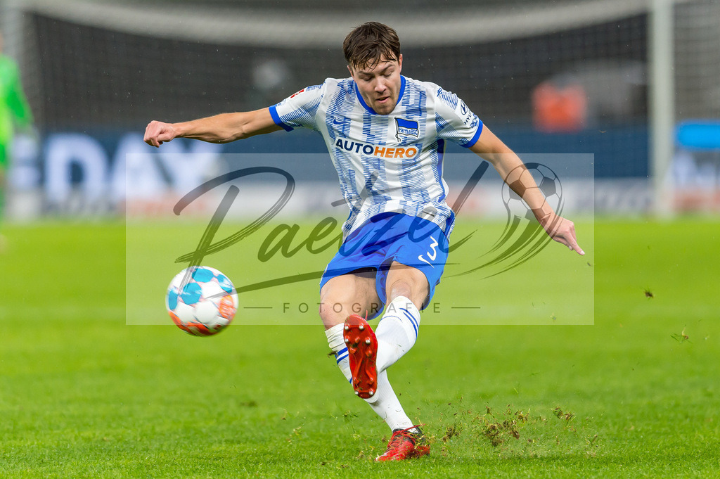 BSCRBL20220220_157 | Fussball, Herren: Fredrik Andre Bjoerkan (Hertha BSC) in Aktion, am Ball, Einzelaktion bei dem Spiel der 1. Bundesliga zwischen Hertha BSC und RB Leipzig im Olypiastadion am 20.02.2022 in Berlin, Deutschland.DFB / DFL REGULATIONS PROHIBIT ANY USE OF PHOTOGRAPHS AS IMAGE SEQUENCES AND/OR QUASI-VIDEO. - Realisiert mit Pictrs.com